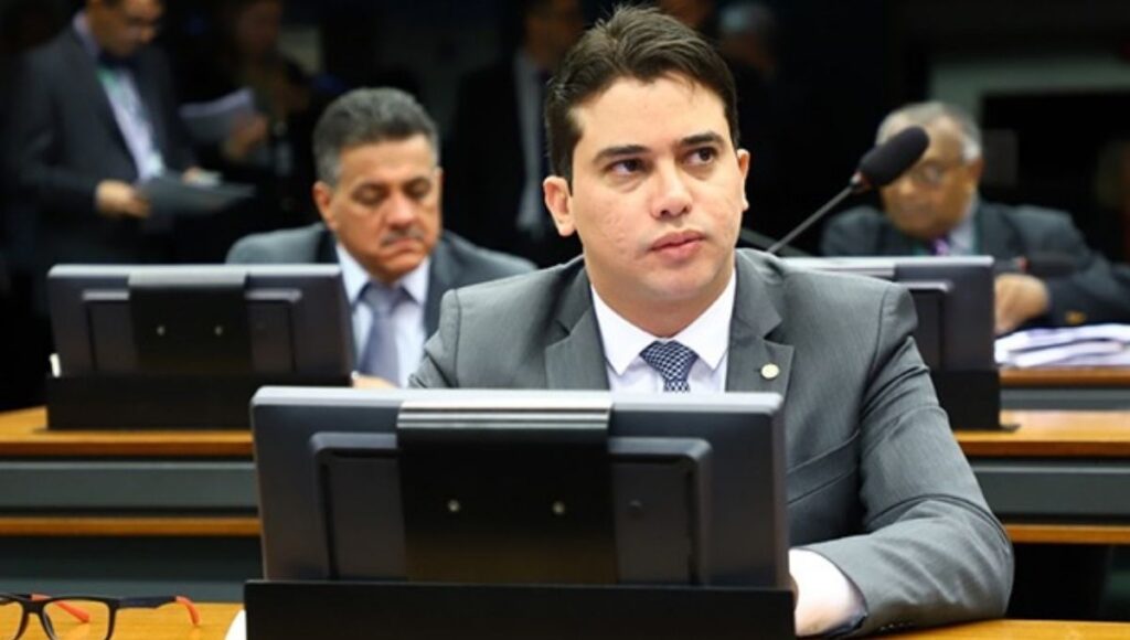 Deputado Junior Mano durante sessão na Câmara dos Deputados em meio ao caso Junior Mano investigado pela PF