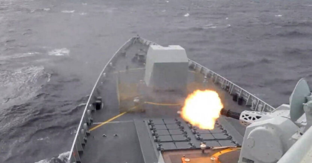 Navio militar dispara armamento em meio à tensão entre China e Taiwan no Indo-Pacífico - Foto: Reprodução/Redes Sociais