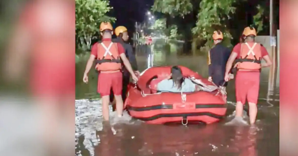 Resgate de moradores durante alagamento provocado pelas chuvas no litoral de SP em Peruíbe - Foto: Reprodução/Defesa Civil-SP
