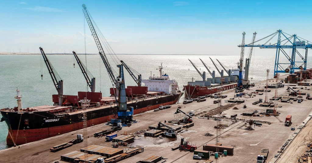 Operação de navios e guindastes no Complexo do Pecém, com movimentação de cargas e contêineres no Ceará - Foto: TATIANA FORTES/ GOV. DO CEARA