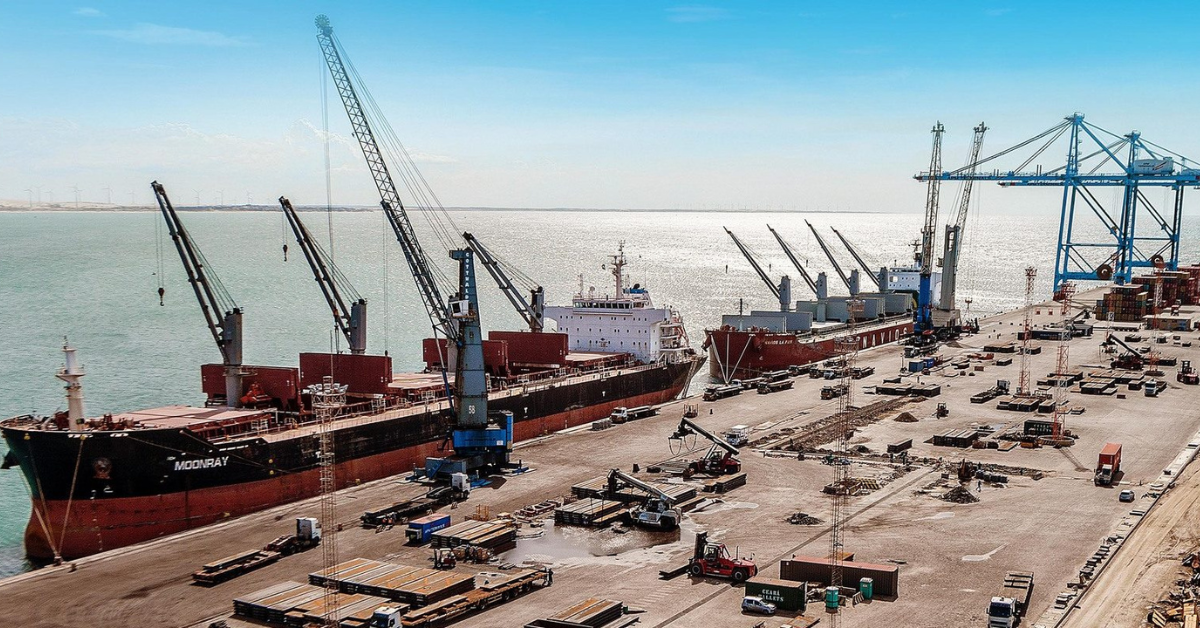 Operação de navios e guindastes no Complexo do Pecém, com movimentação de cargas e contêineres no Ceará - Foto: TATIANA FORTES/ GOV. DO CEARA