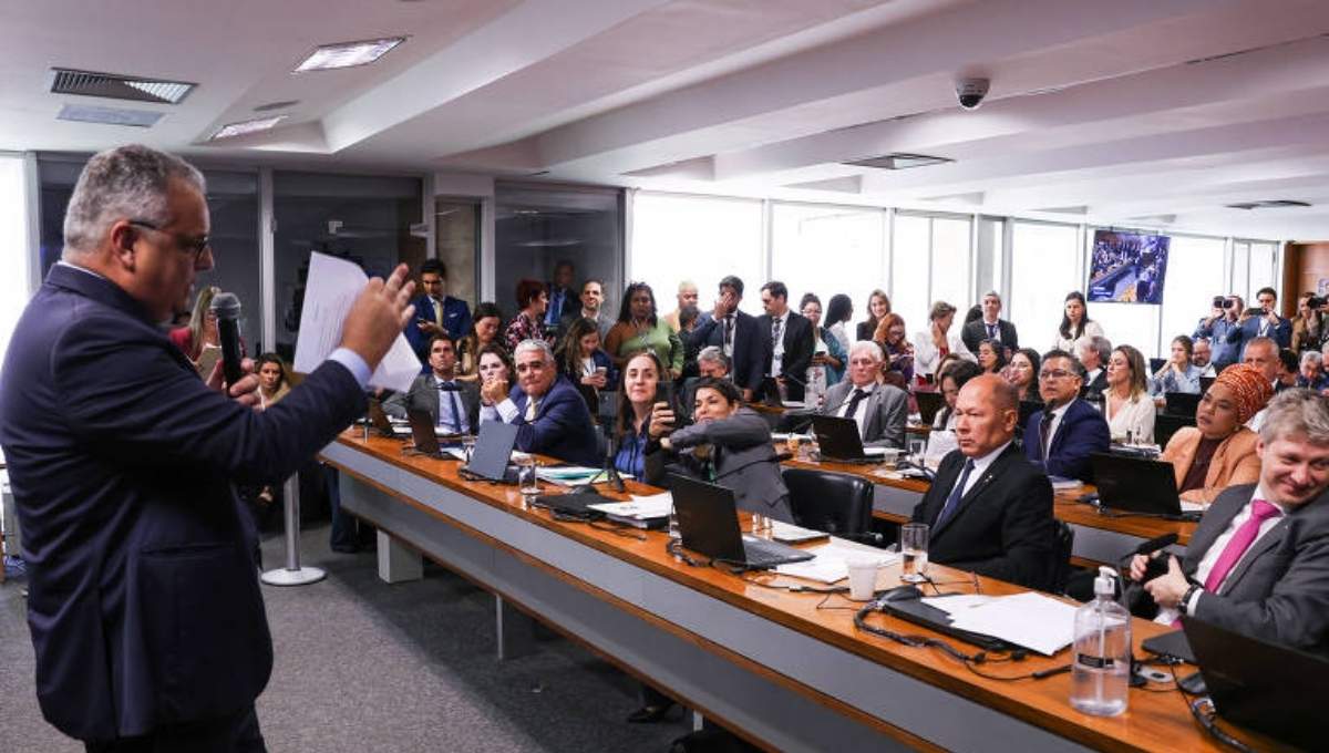 Sessão da CPMI do INSS com parlamentares durante votação que rejeitou relatório envolvendo Lulinha