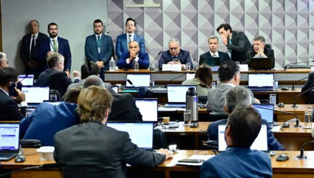 Reunião da CPMI do INSS durante leitura do relatório final em sessão no Congresso