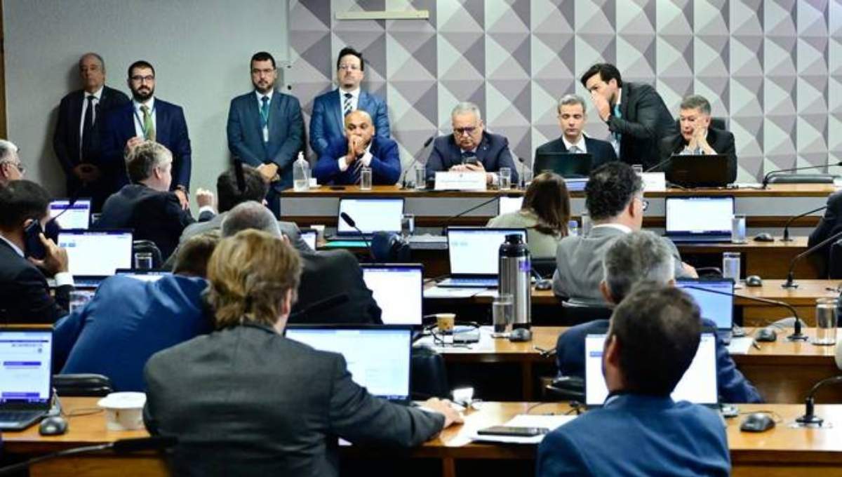 Reunião da CPMI do INSS durante leitura do relatório final em sessão no Congresso