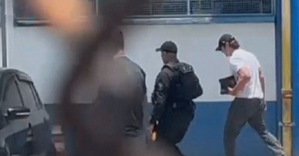 Daniel Vorcaro sendo escoltado por agentes durante transferência para presídio federal em Brasília