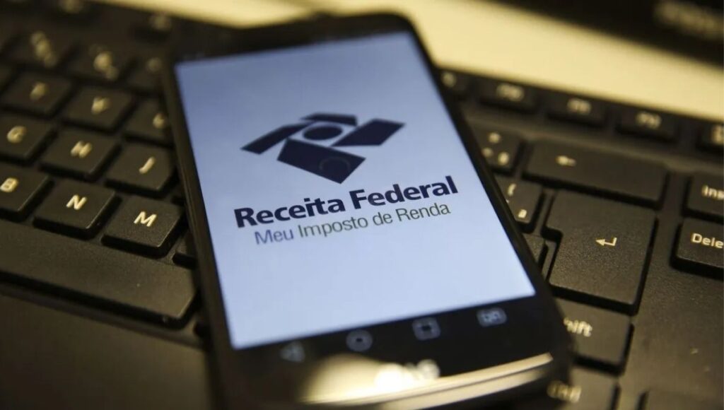 aplicativo Meu Imposto de Renda da Receita Federal exibido em celular