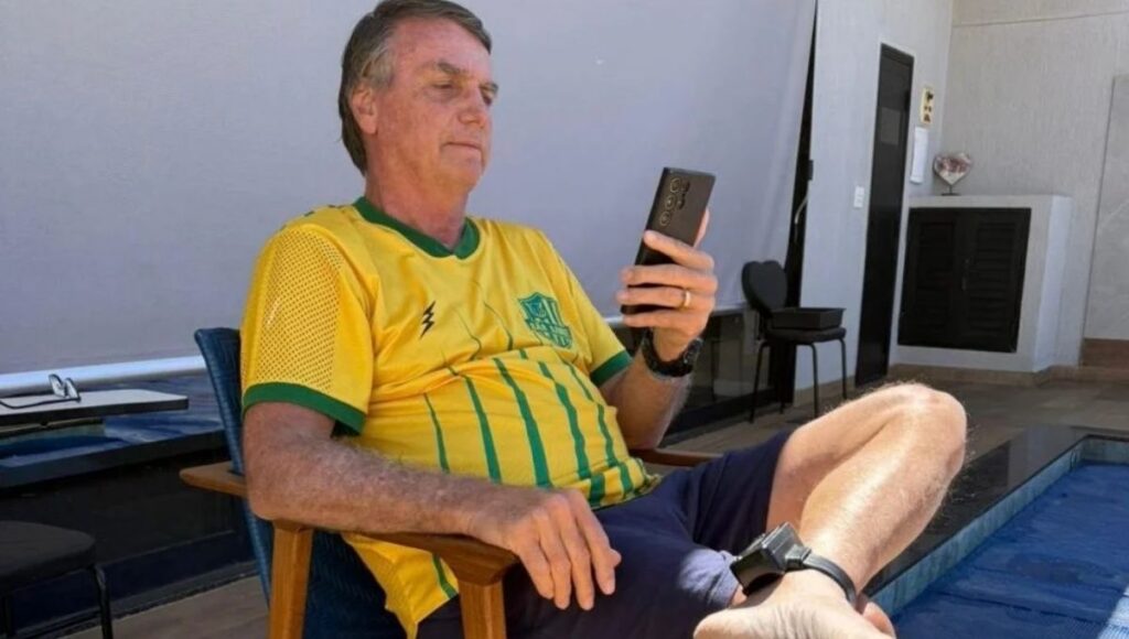 Bolsonaro em prisão domiciliar com tornozeleira eletrônica durante pedido da defesa ao STF