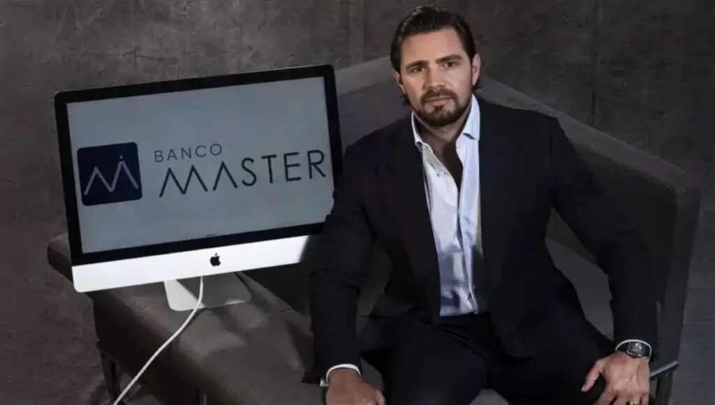 Daniel Vorcaro ao lado de tela com logo do Banco Master durante investigação