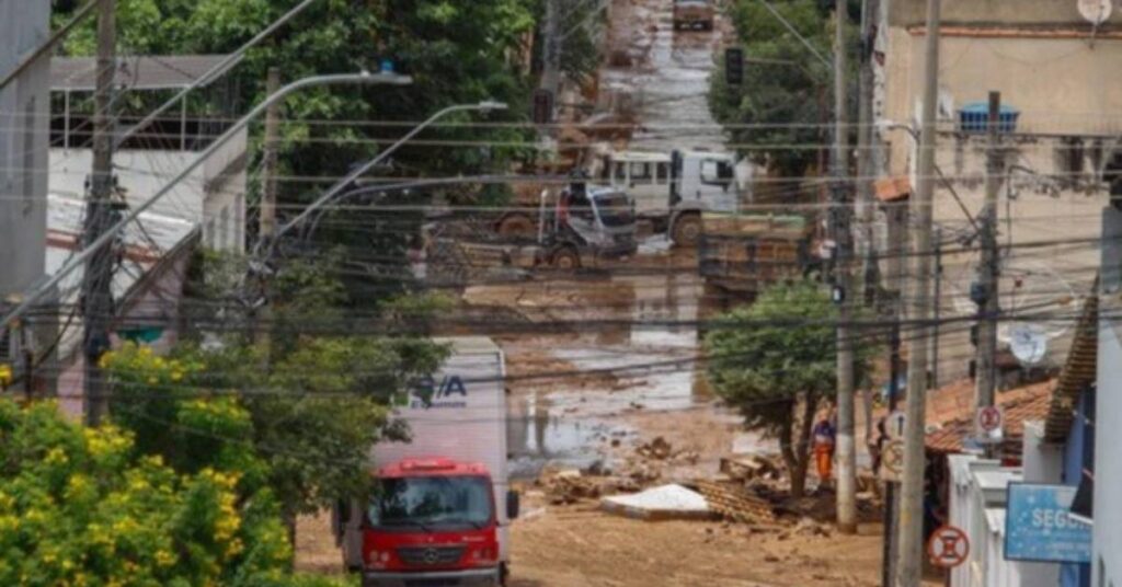 rua coberta por lama e escombros após desabamento causado por chuvas em Juiz de Fora