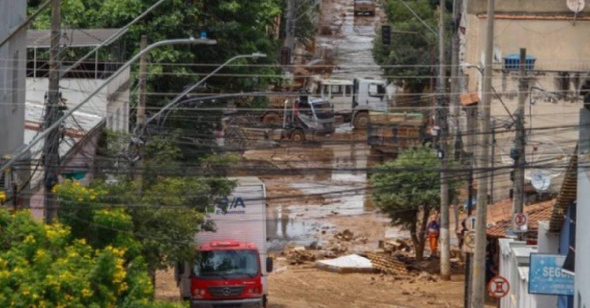 rua coberta por lama e escombros após desabamento causado por chuvas em Juiz de Fora