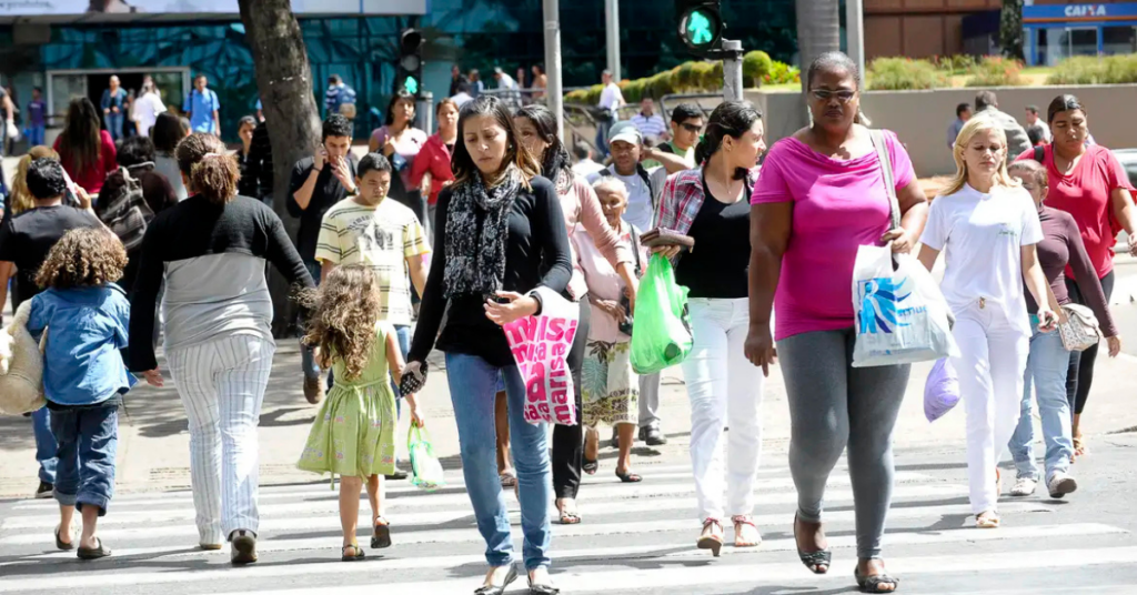 desemprego sobe no brasil trabalhadores atravessando rua mercado de trabalho - Foto: Wilson Dias/Arquivo/Agência Brasil