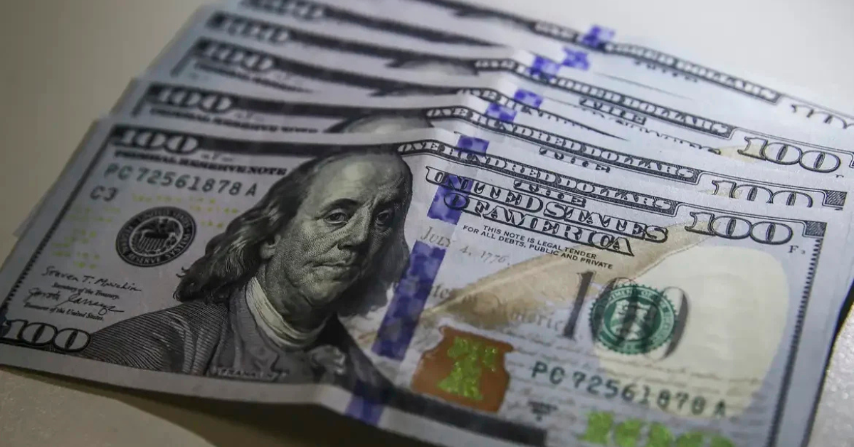 Notas de dólar americano com destaque para queda da moeda a R$ 5,20 no mercado financeiro - foto: Valter Campanato/Agência Brasil
