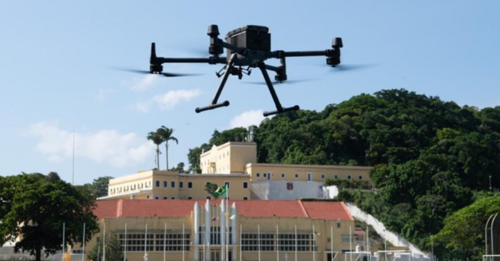 Enxame de drones militares em teste pelo Exército Brasileiro com tecnologia de inteligência artificial - Foto: ST Edmilson/CCSE
