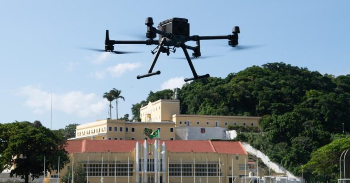 Enxame de drones militares em teste pelo Exército Brasileiro com tecnologia de inteligência artificial - Foto: ST Edmilson/CCSE