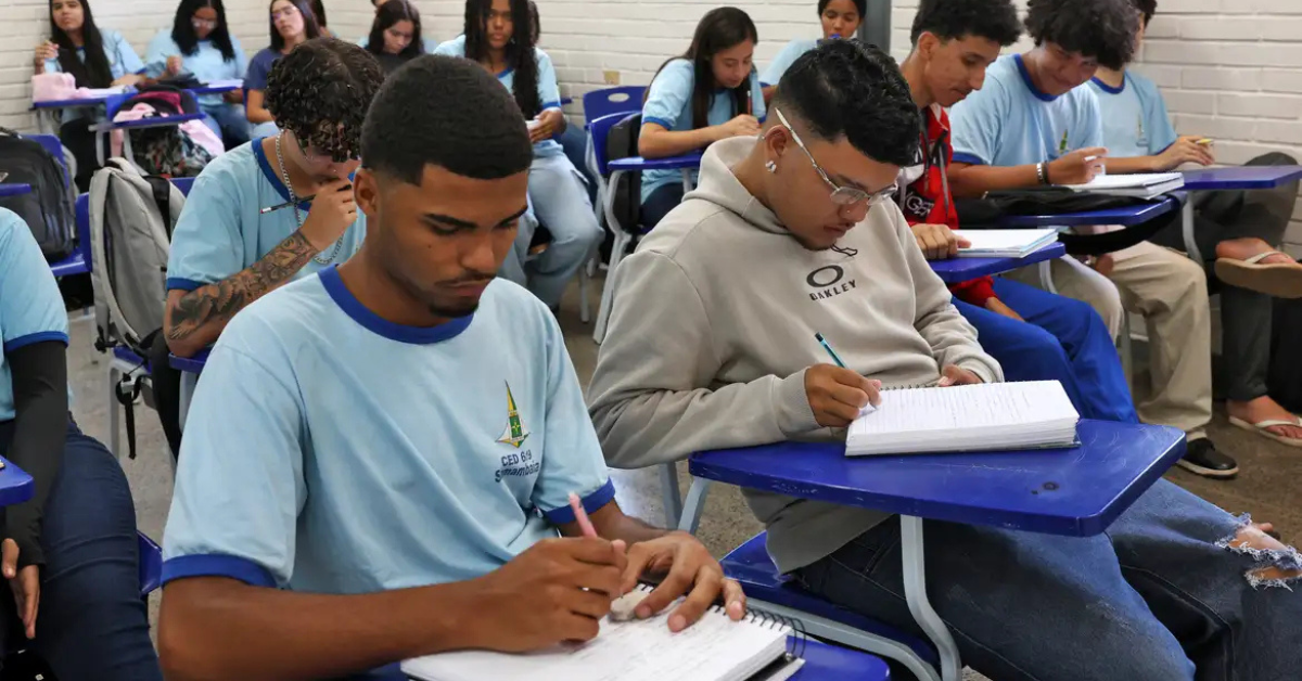 Estudantes em sala de aula durante prova após erro na nota do Enem 2025 - Foto: Antônio Cruz/Agência Brasi
