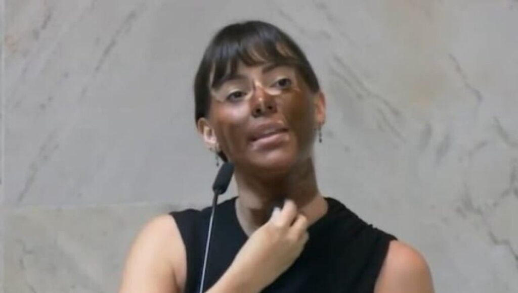Fabiana Bolsonaro faz blackface durante discurso em plenário da Alesp