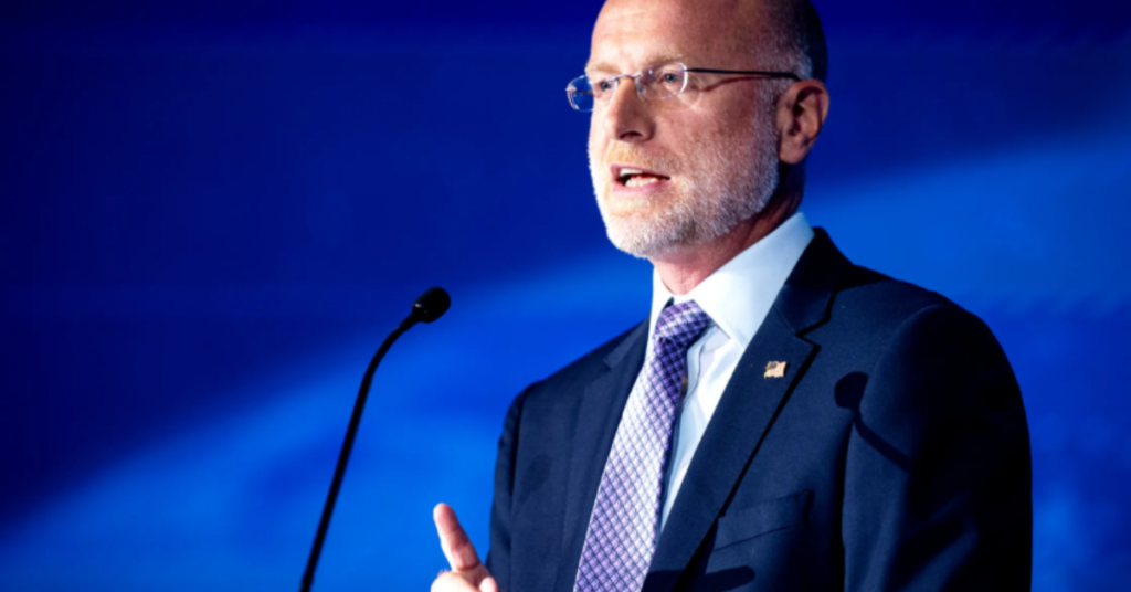 Brendan Carr, presidente da FCC, durante declaração sobre cobertura da guerra no Irã - Foto: Reprodução/Redes Sociais