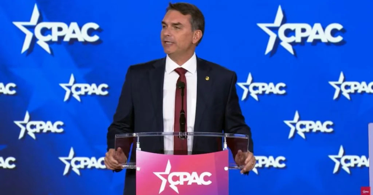 Flávio Bolsonaro discursa no CPAC nos EUA e defende monitoramento internacional das eleições brasileiras - Foto: Reprodução/Youtube