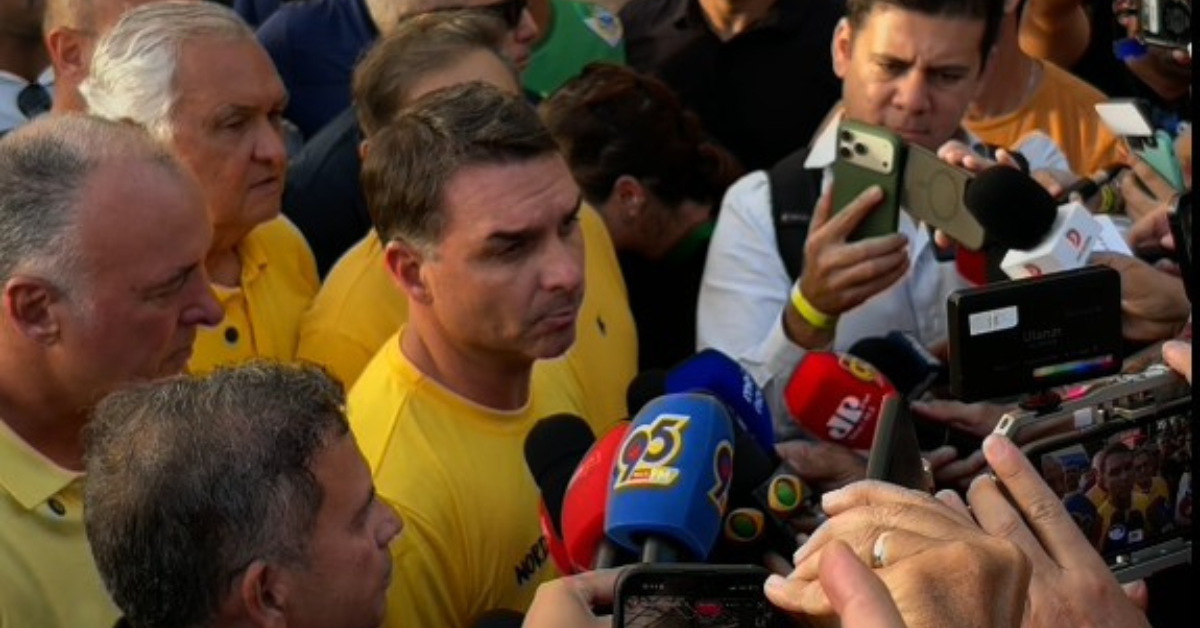 Flávio Bolsonaro fala à imprensa durante agenda política no Rio Grande do Norte em evento do PL - Foto: Jussier Lucas/ J1 News