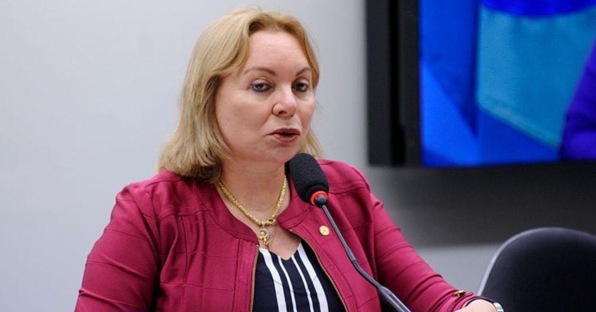 Deputada Gorete Pereira durante sessão oficial, alvo de investigação por fraude no INSS com descontos ilegais