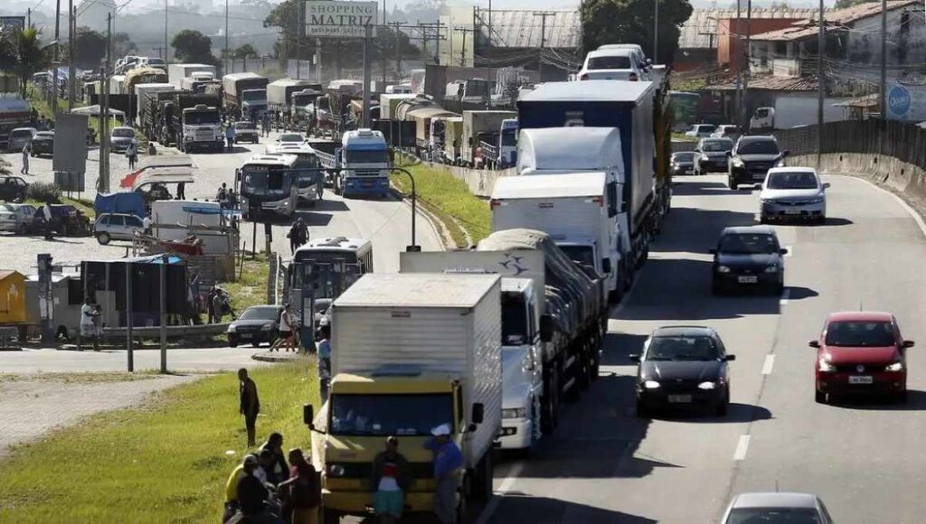 Caminhões parados em rodovia durante mobilização por alta do diesel no Brasil