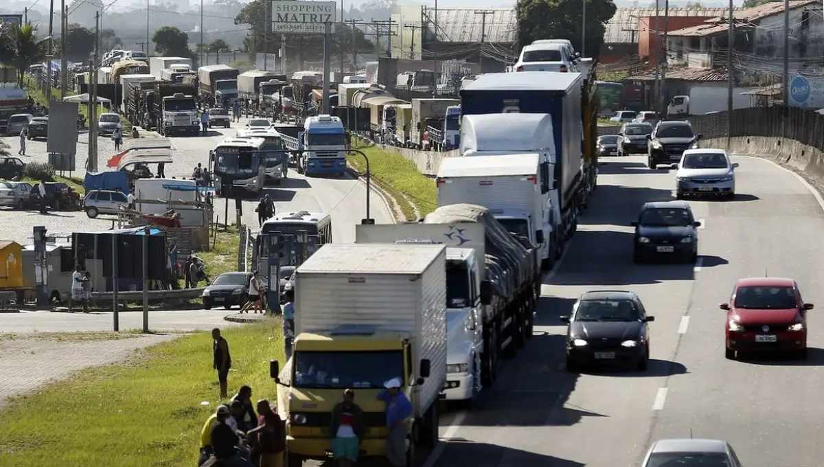 Caminhões parados em rodovia durante mobilização por alta do diesel no Brasil