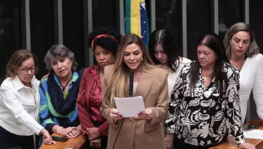 deputadas durante votação de lei sobre homicídio vicário na Câmara