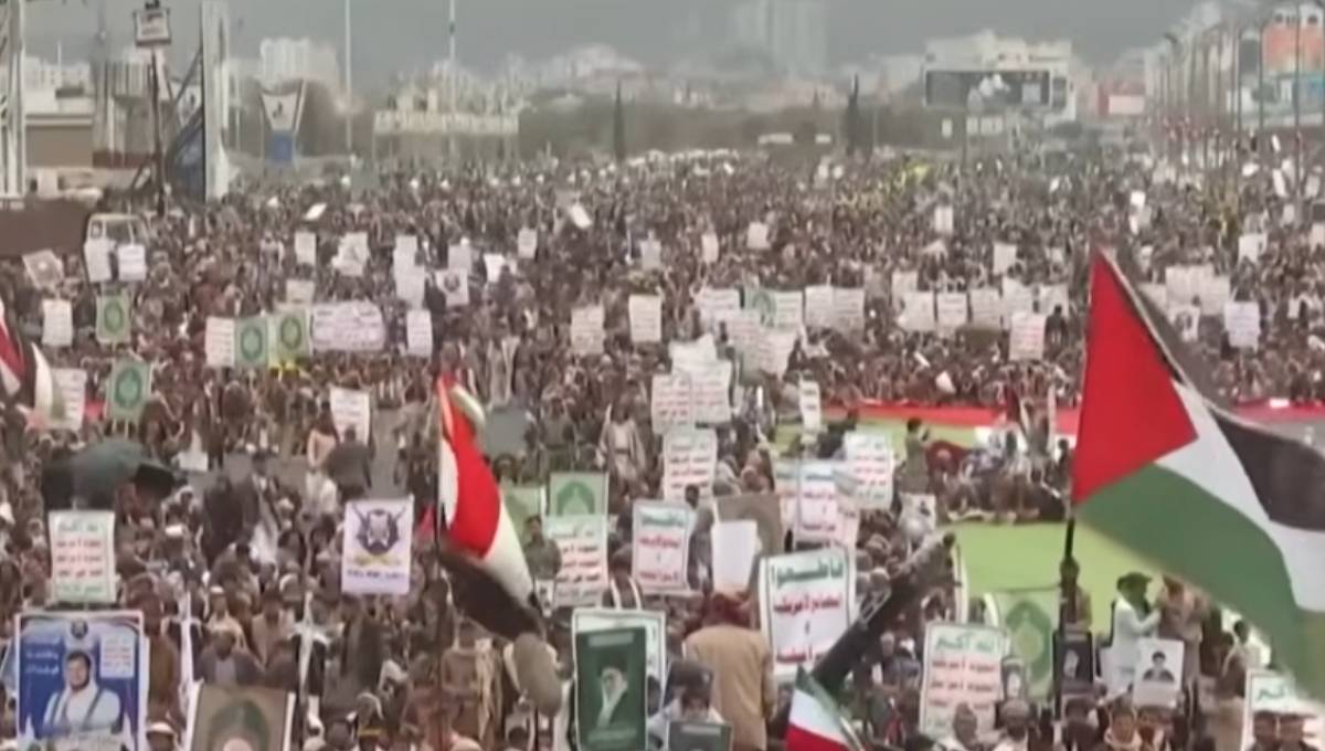 Multidão no Iêmen em ato com bandeiras palestinas e houthis em meio ao conflito no Oriente Médio