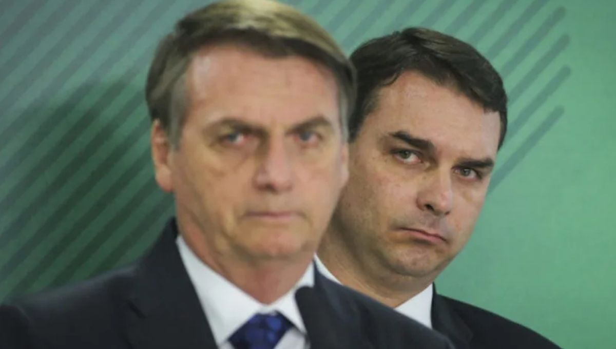 Jair Bolsonaro e Flávio Bolsonaro em evento político com expressão séria