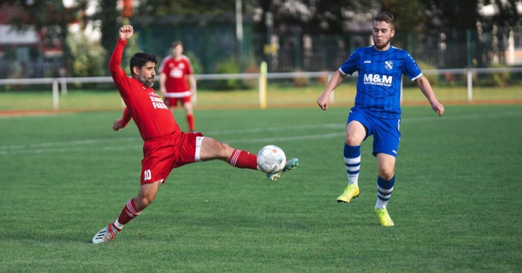 Jogadores de futebol em disputa de bola com contexto sobre jogos do Irã na Copa e debate de segurança nos EUA