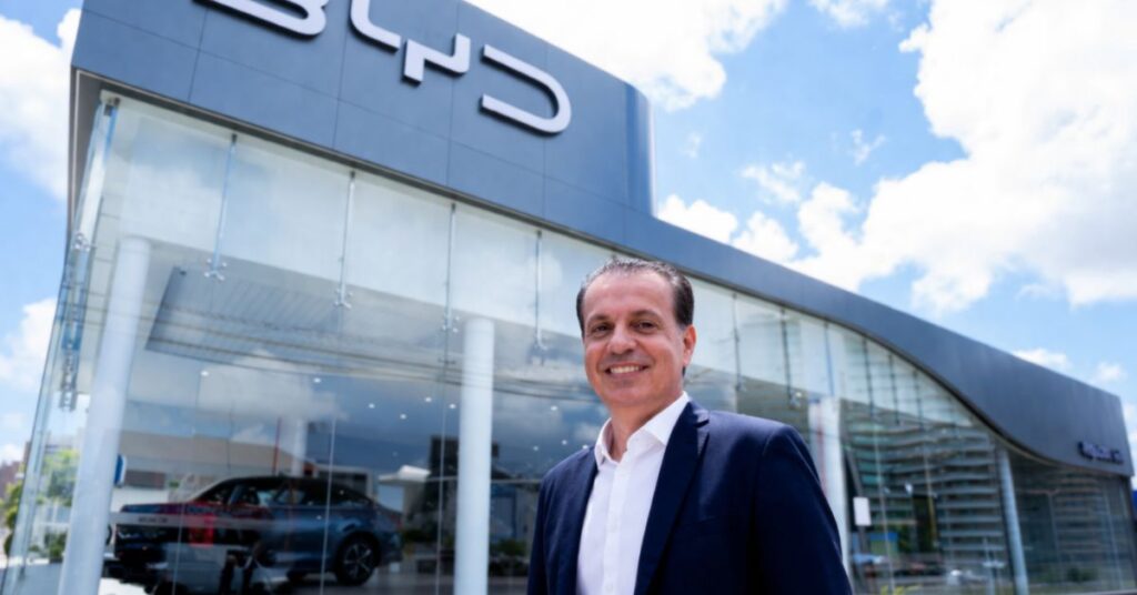 Leonardo Dall’Olio em frente à concessionária BYD Carmais durante análise do crescimento dos carros elétricos no Ceará