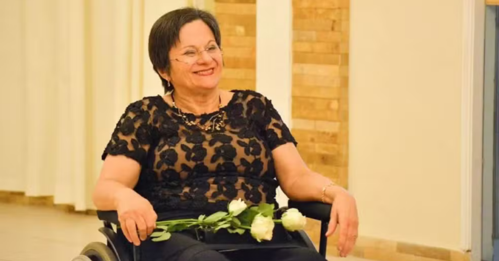 Maria da Penha, ativista brasileira que inspirou a Lei Maria da Penha, sentada em cadeira de rodas durante evento público — Foto: Divulgação/Instituto Maria da Penha