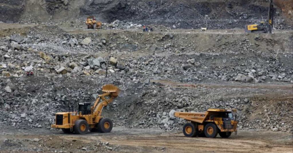 mineração de terras raras no Brasil em área de extração mineral a céu aberto