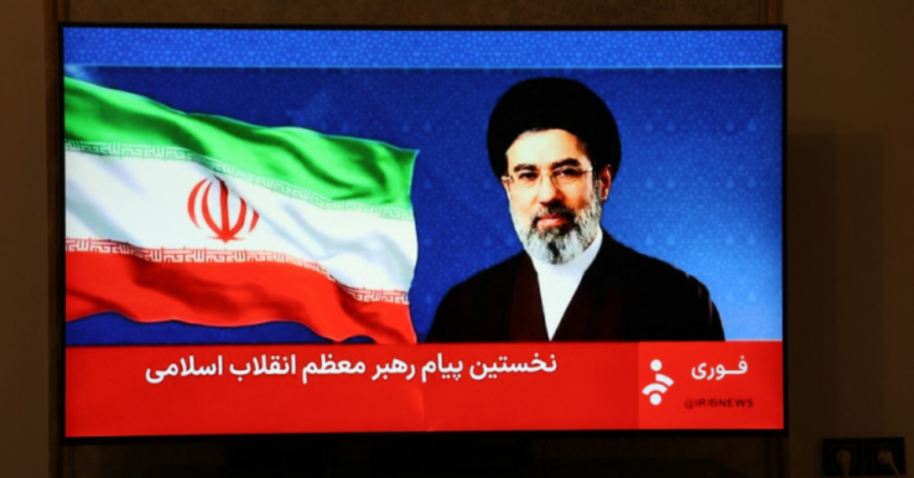 Mojtaba Khamenei em pronunciamento transmitido pela TV estatal iraniana após assumir como líder supremo - Foto: AFP