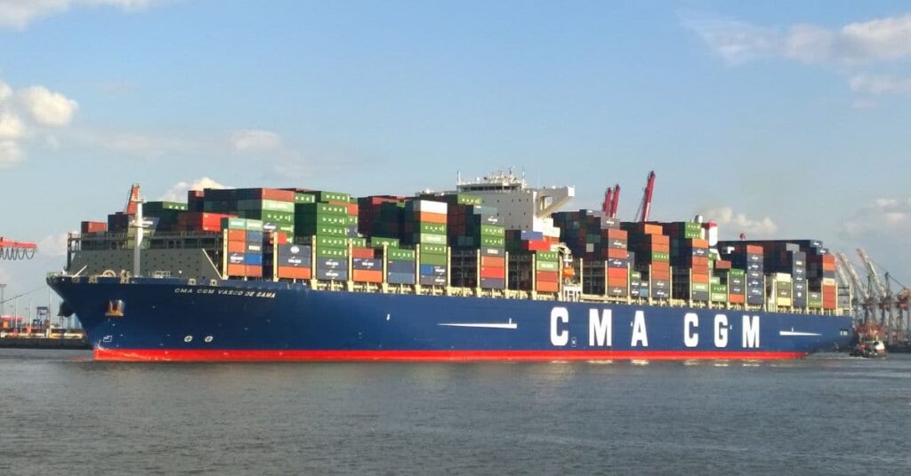 Navio cargueiro da CMA CGM, um dos muitos navios ancorados no golfo pérsico