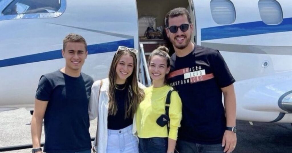 Nikolas Ferreira ao lado de aliados em frente a jato associado a Daniel Vorcaro durante agendas da campanha de 2022