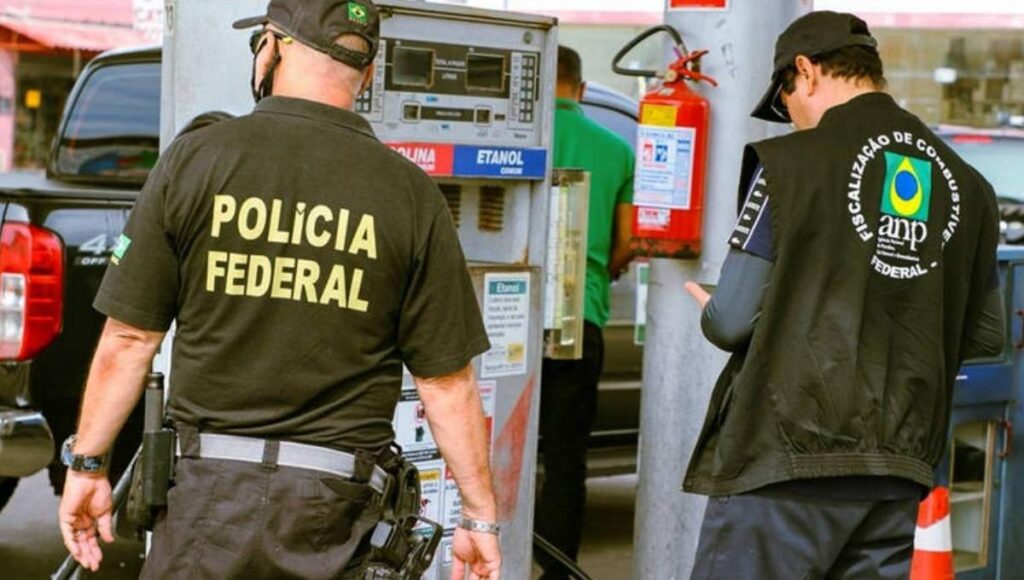 Agentes da Polícia Federal e da ANP fiscalizam bomba de combustível durante a Operação Vem Diesel