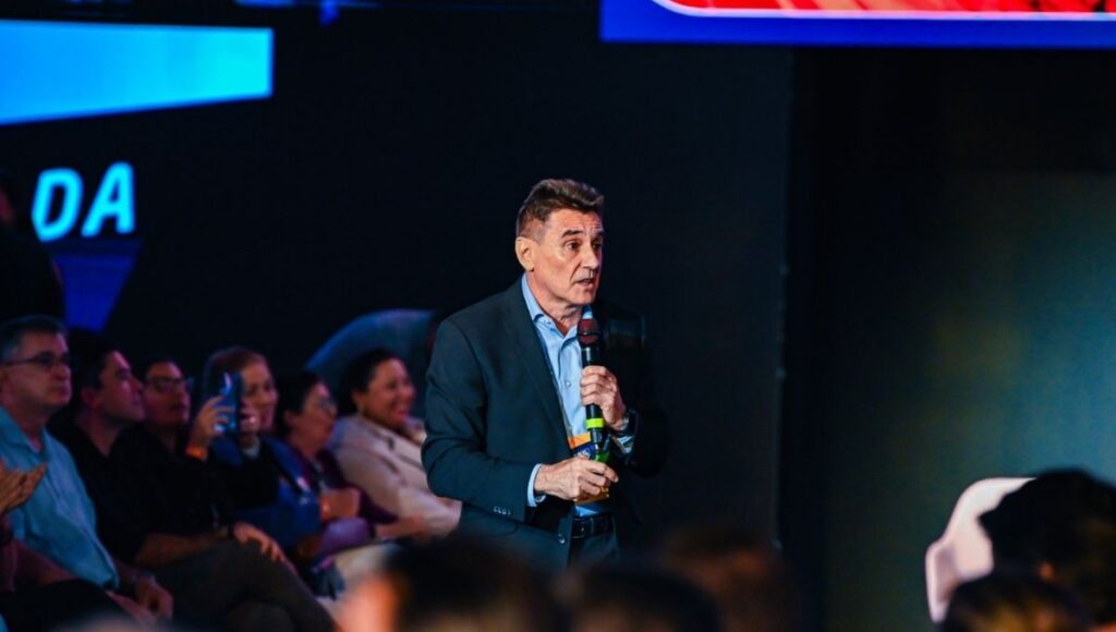 Pedro Lima durante palestra na Feira da Indústria FIEC sobre a trajetória do Grupo 3corações