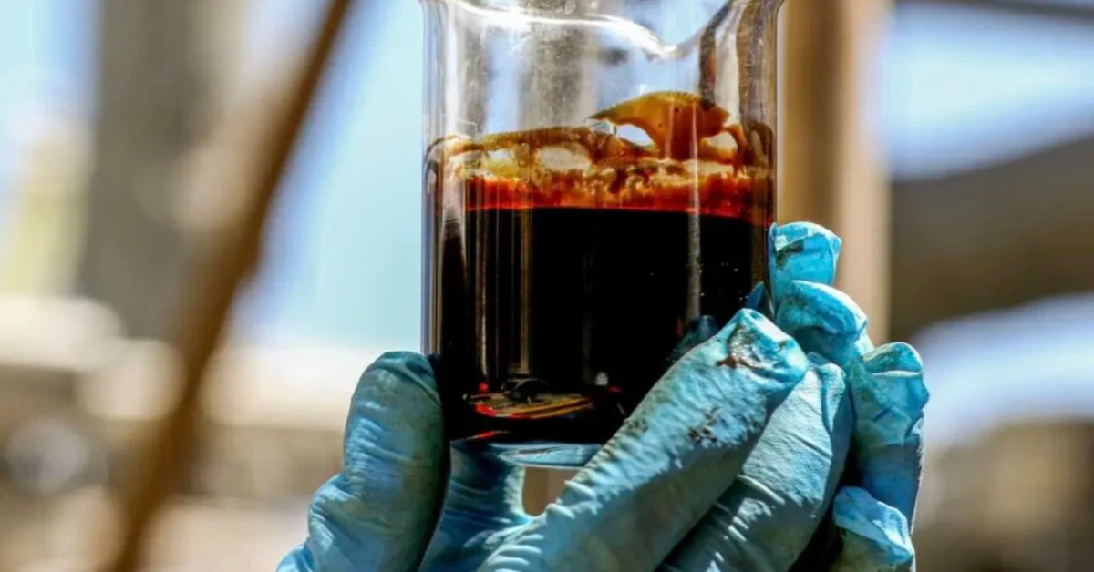 Amostra de petróleo em frasco após alta acima de 115 dólares com tensão no Oriente Médio - Foto; Tânia Rego / Agência Brasil