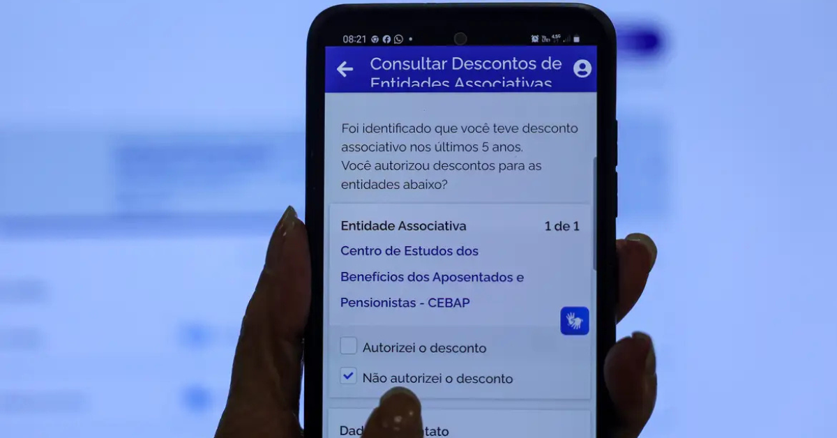 Tela do aplicativo Meu INSS exibindo consulta de descontos associativos e opção de contestação de cobrança indevida - Foto: Joédson Alves/Agência Brasil