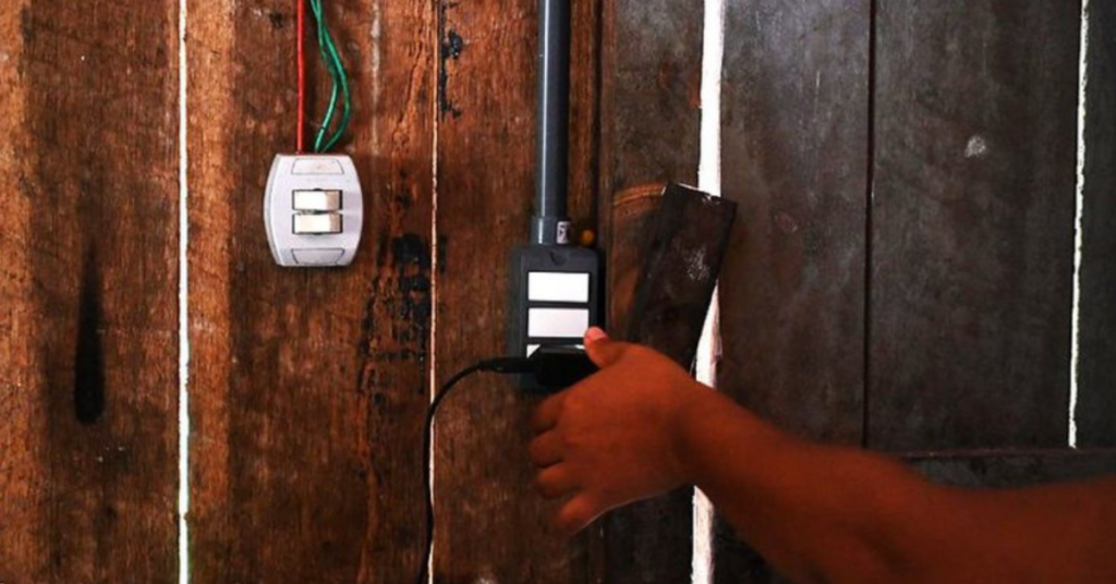 Ligação elétrica instalada em residência da Aldeia Tibá pelo Programa Luz para Todos na Bahia - Foto: Ricardo Botelho/MME