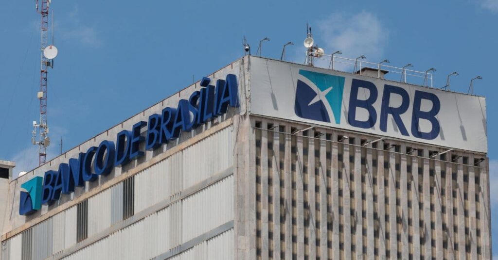 Fachada do Banco de Brasília (BRB) em prédio corporativo no Distrito Federal