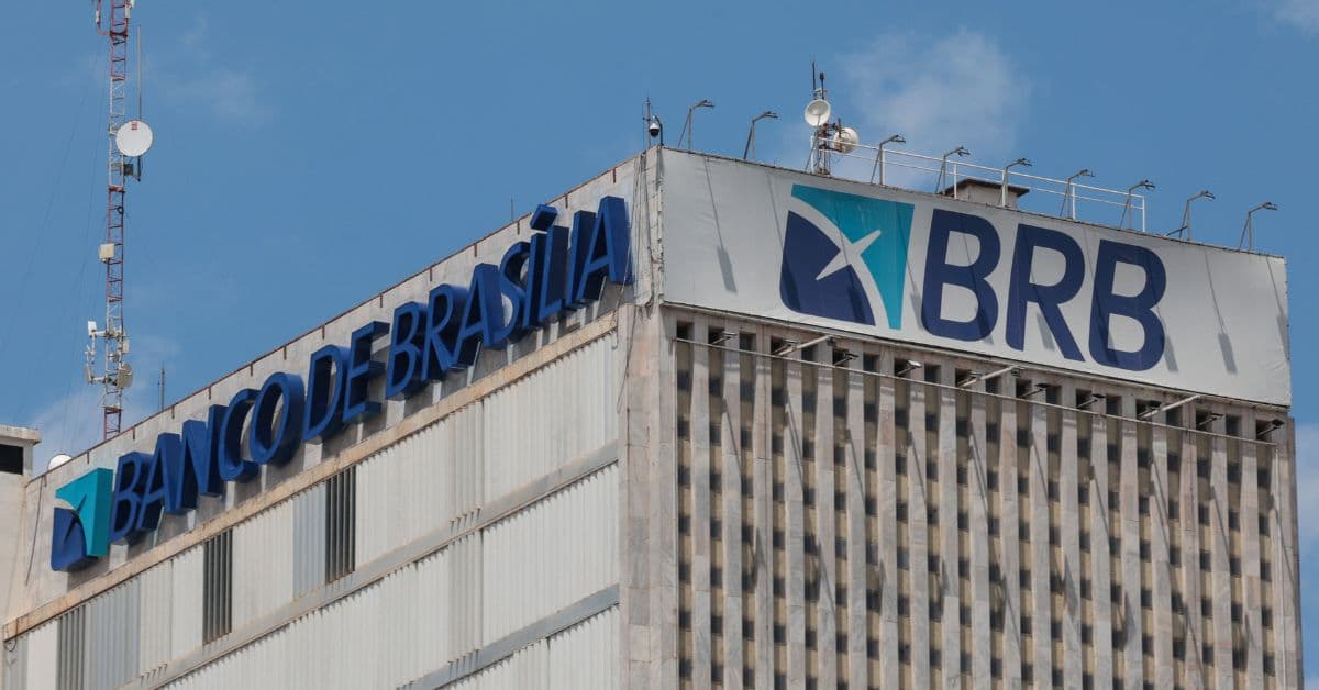 Fachada do Banco de Brasília (BRB) em prédio corporativo no Distrito Federal