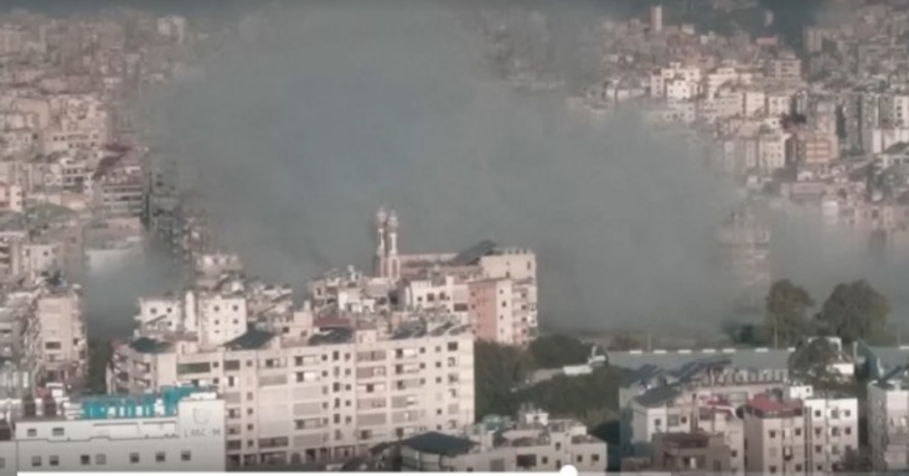 Fumaça sobre área urbana após bombardeios no Oriente Médio no 5º dia da guerra entre Irã, Estados Unidos e Israel - Reprodução: Youtube