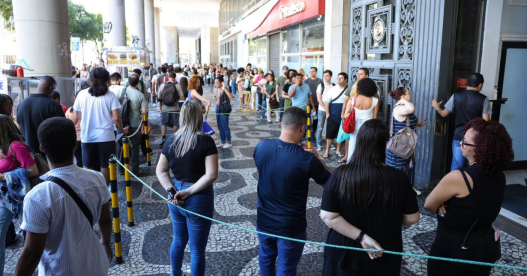 Candidatos aguardam em fila para prova do Concurso Público Nacional Unificado após divulgação do resultado final CNU - Foto: Tomaz Silva/Agência Brasil