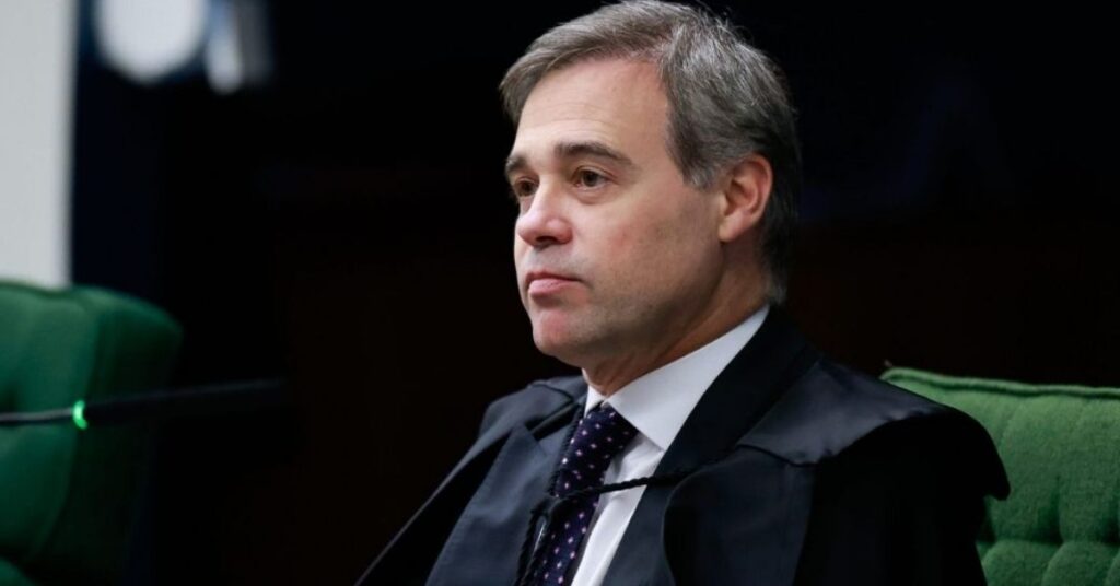 ministro do STF durante sessão em tribunal discutindo segurança institucional