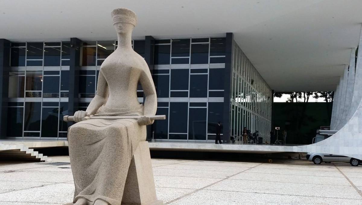 Estátua da Justiça em frente ao STF durante julgamento sobre penduricalhos no serviço público
