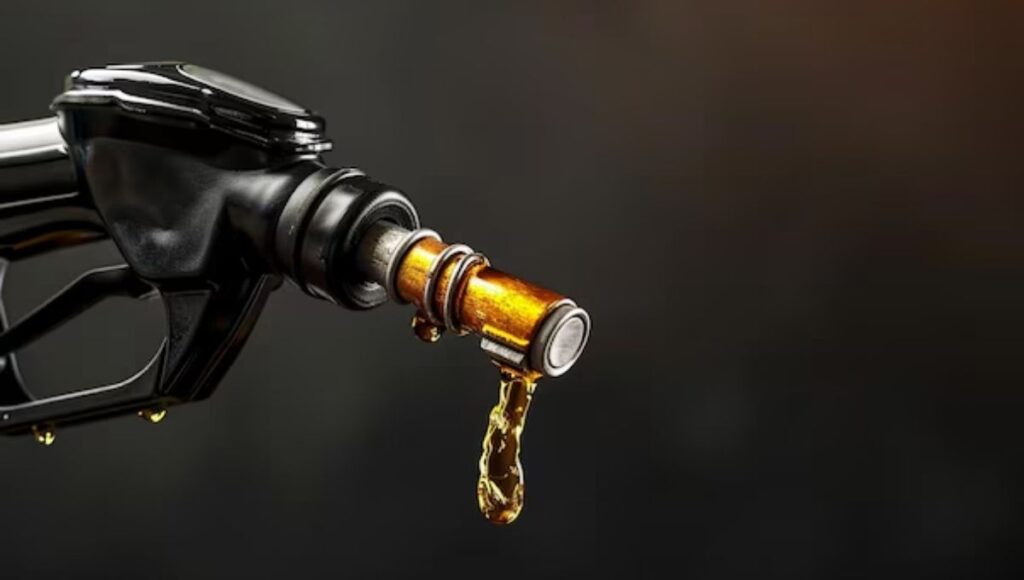 Bico de bomba com diesel escorrendo ilustra impacto da subvenção ao diesel no preço do combustível