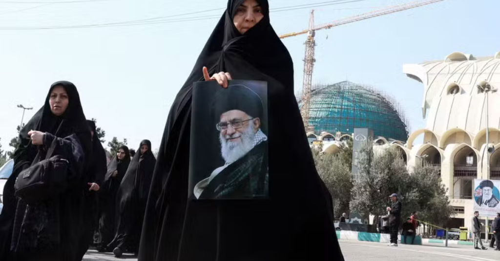Mulher iraniana segura retrato de Ali Khamenei durante cerimônia religiosa em Teerã após anúncio da sucessão no Irã - Foto: Reprodução/Redes Sociais