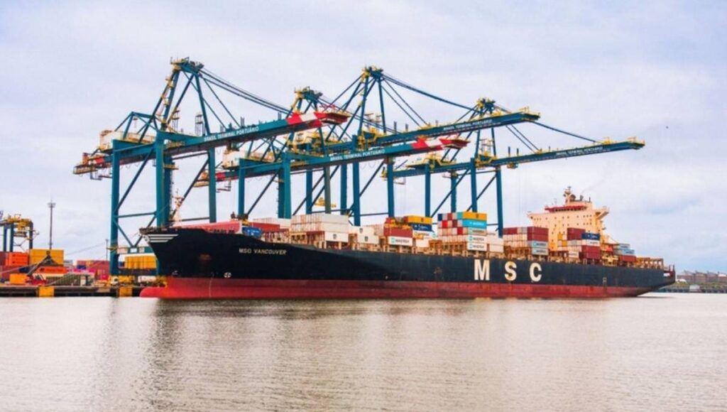 Navio de cargas em porto brasileiro com contêineres, representando tarifa de importação zerada